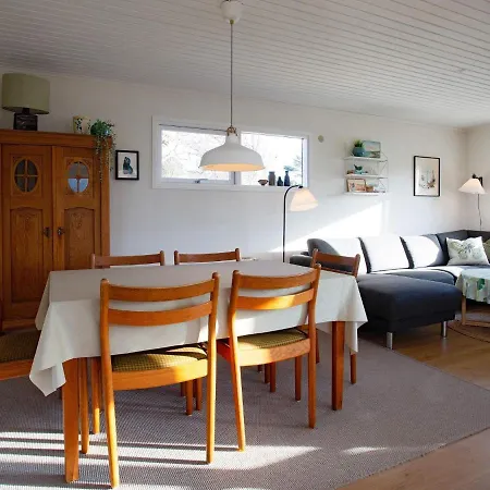 Three-bedroom In 63 Holiday home